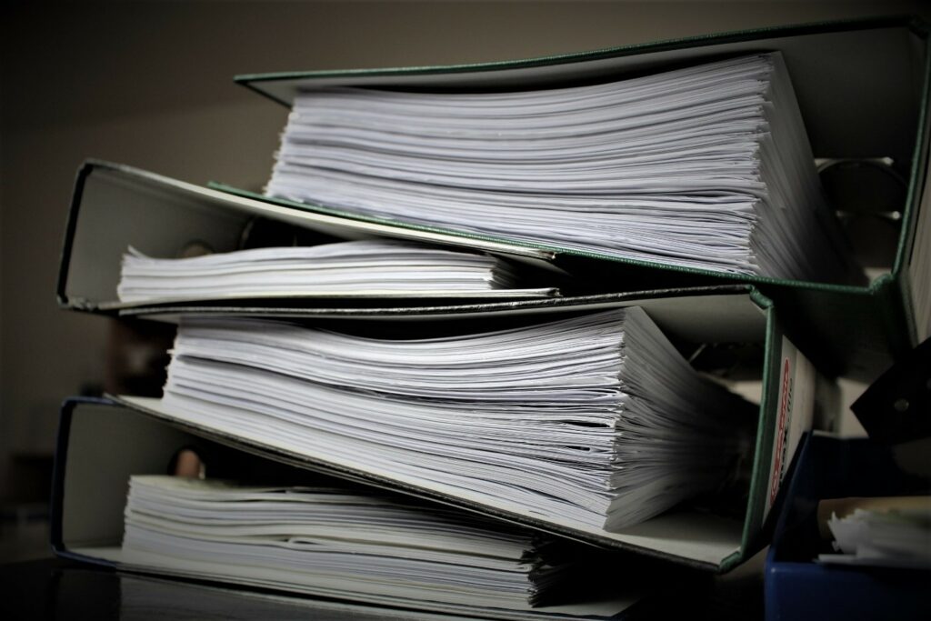 Оставьте эти кипы бумаг в прошлом – с 1С:Документооборот можно забыть о физических носителях документации